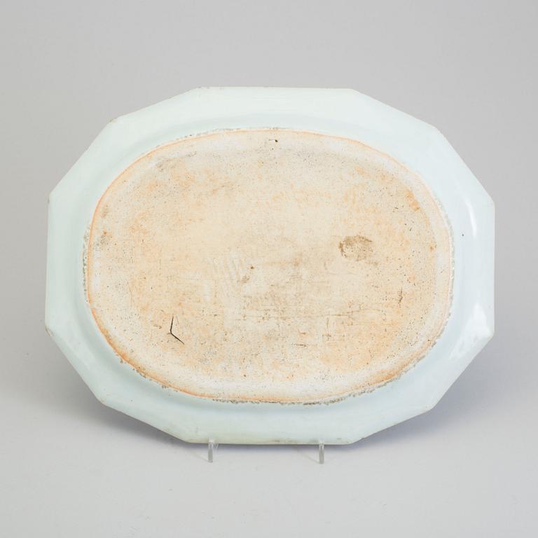 A blue and white serving dish, Qing dynasty, Qianlong (1736-95).