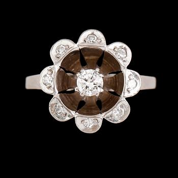 RING, 18 k vitguld, med briljantslipad diamant ca 0.20 ct samt 8 mindre diamanter, Heribert Engelbert. Total vikt ca 9 g.