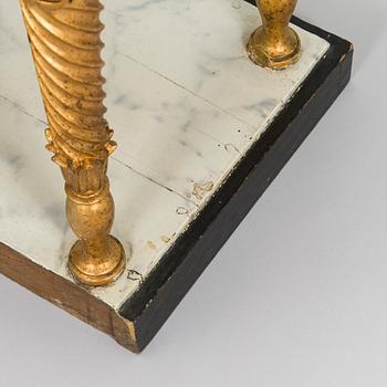 Jonas Frisk, Konsolipöytä, signeerattu J Frisk (toiminut 1805 - 1824), Tukholman hallileima, epäselvä vuosi. Myöhäiskustavilainen.