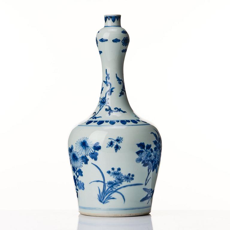 A blue and white Transtional vase, 17th Century.