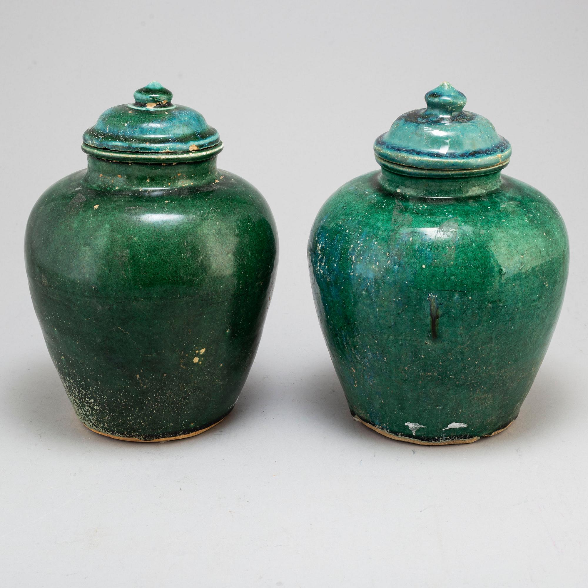 A pair of green glazed ceramic jars with covers, Transition, 17th century.