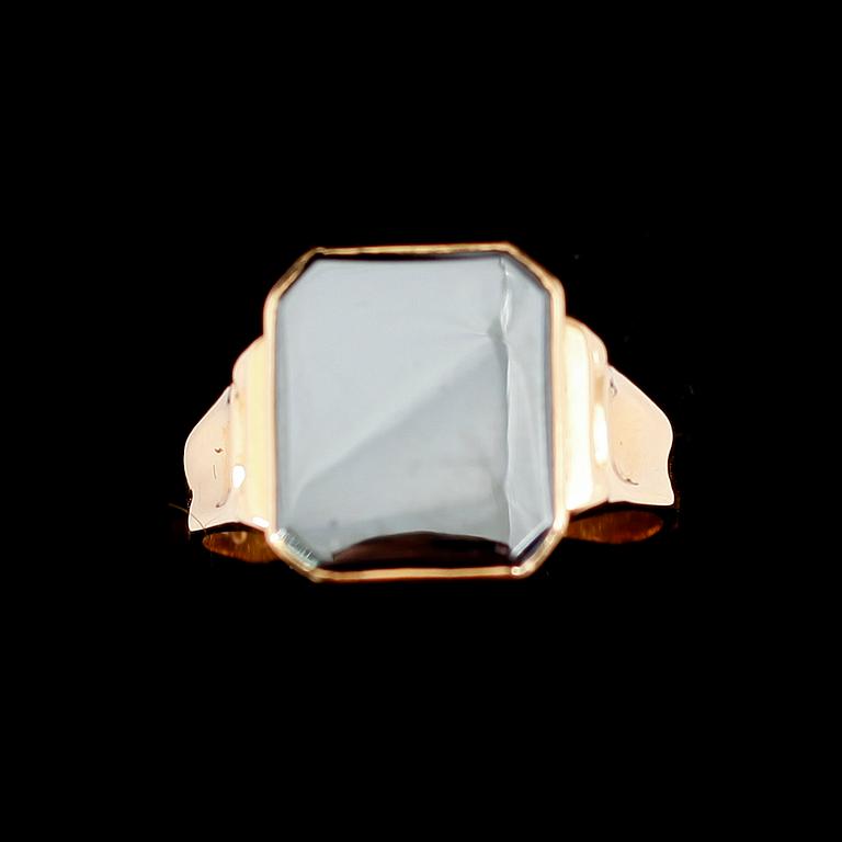 KLACKRING, 18 k guld, med svart onyx. Total vikt ca 5 gram.