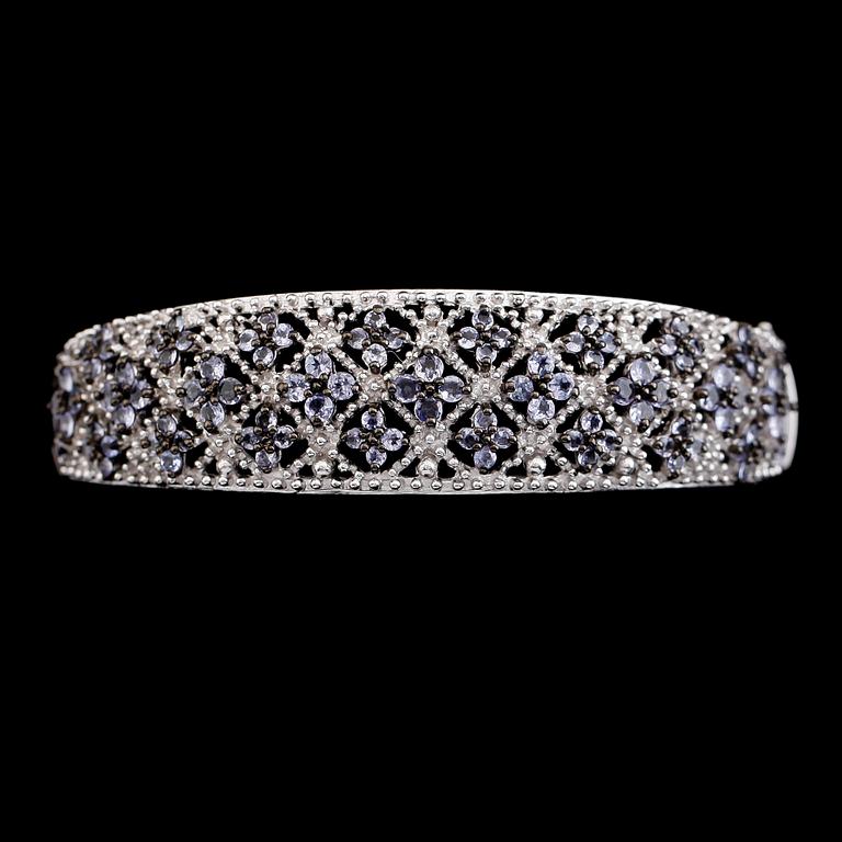 ARMBAND, sterlingsilver, tanzaniter tot ca 2.65 ct. Vikt 26,9 g.