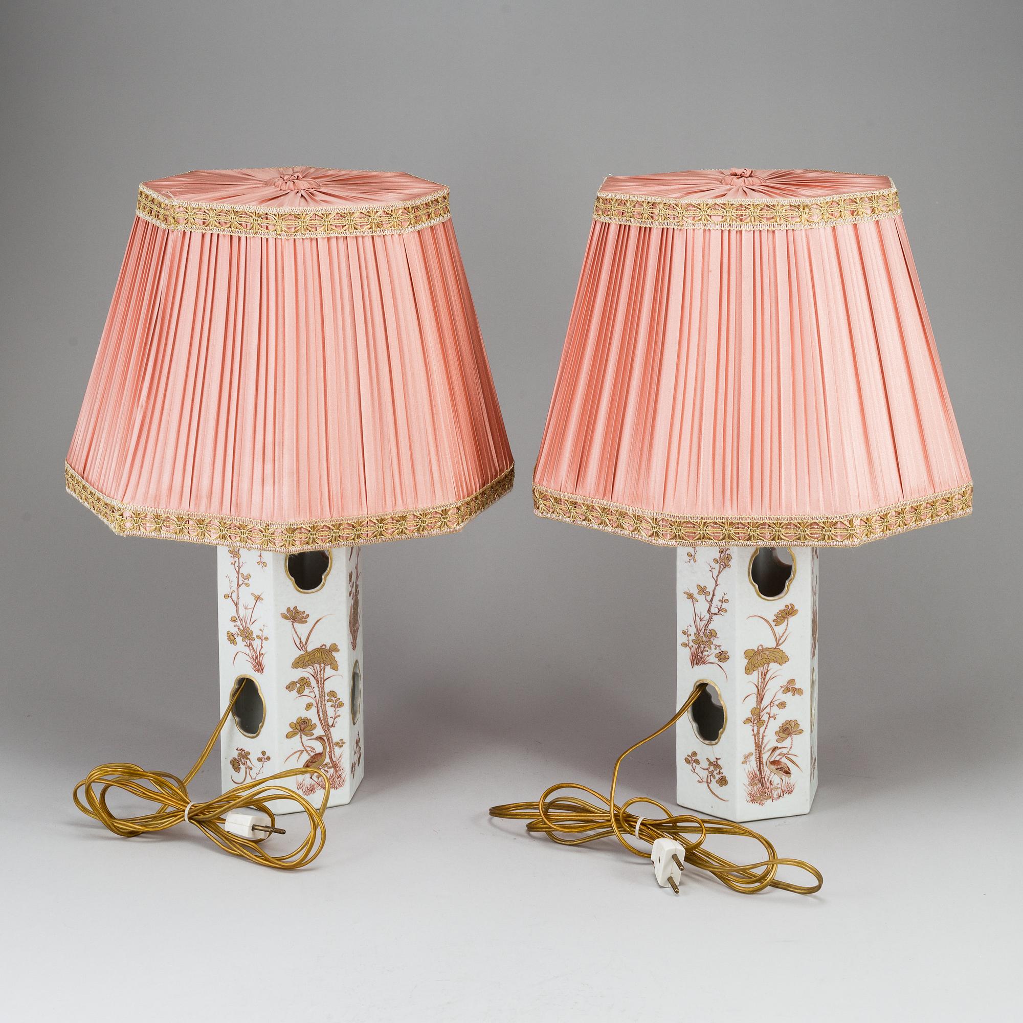 A pair of gilded and famille rose hat stands, turned into table lamps, Qing dynasty, late 19th century.