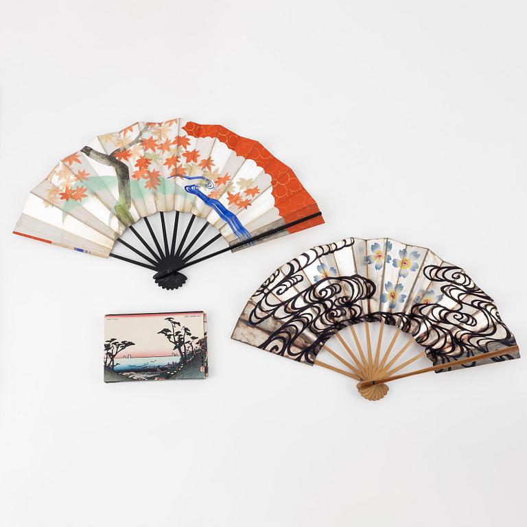 A set with two Japanese fans and a booklet 'Down the Emperors road with Hiroshige, Japan, 20th Century.
