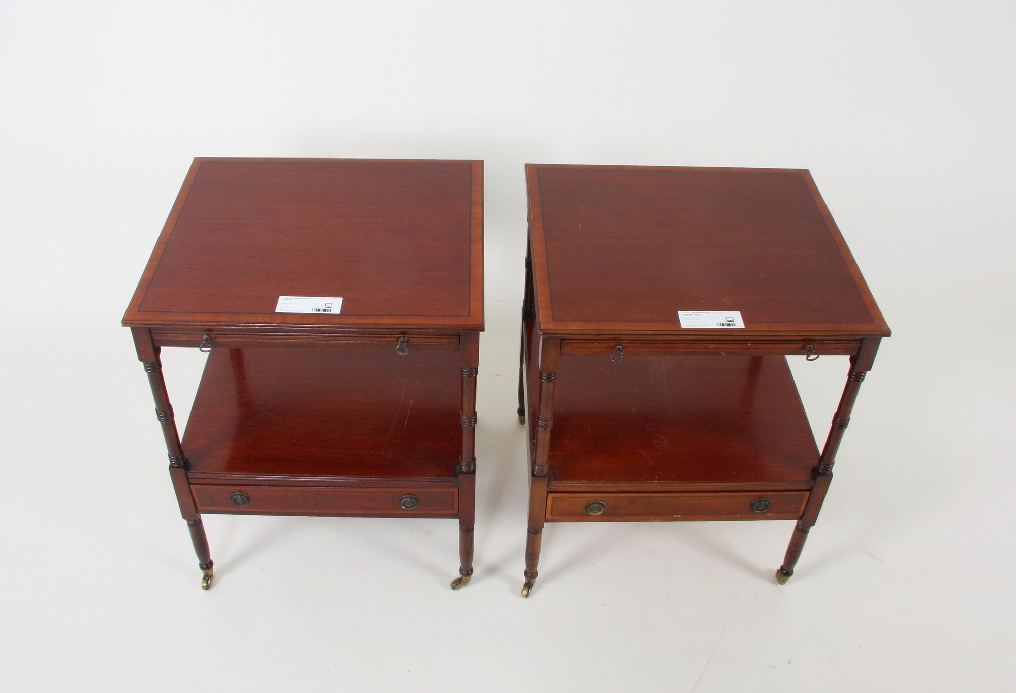 NATTDUKSBORD, ett par, engelsk stil.