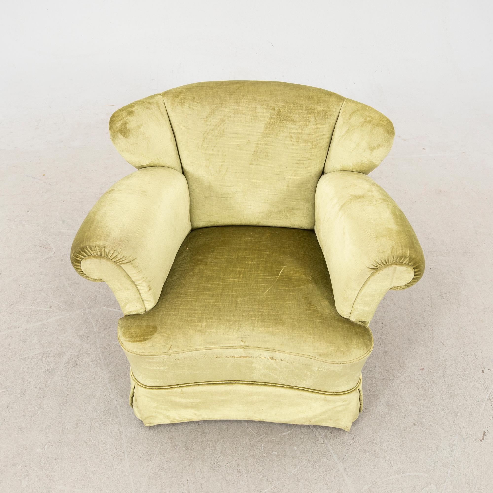 A 1940/50s armchair.