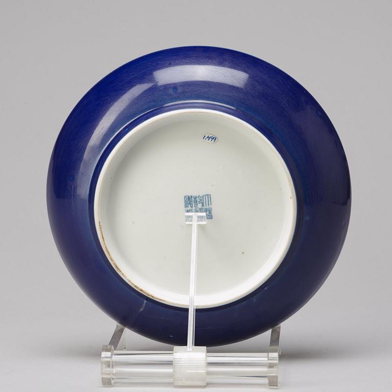 A blue and white dish, Chine, 20th Century with mark.