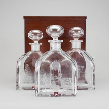 SCHATULL med 3 KARAFFER, "Linné", Olle Alberius Orrefors, 1900-talets andra hälft, numrerad upplaga 58/100.