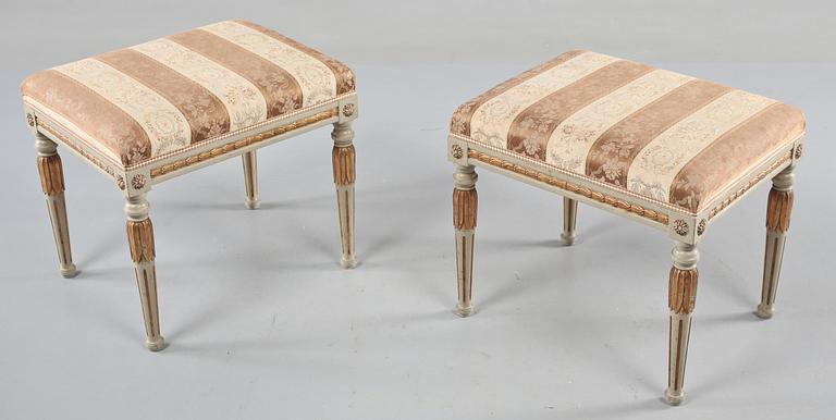 TABURETTER, ett par, sengustaviansk stil, 1900-talets andra hälft.