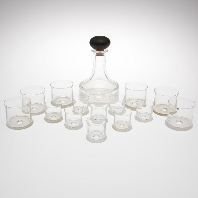 KARAFF SAMT 14 GLAS, "Kaptenens glasservis", Tapio Wirkkala, Iittala. Modellen formgiven 1963.