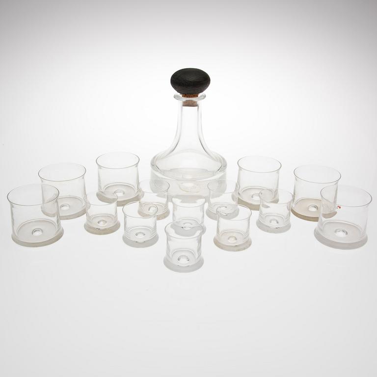 KARAFF SAMT 14 GLAS, "Kaptenens glasservis", Tapio Wirkkala, Iittala. Modellen formgiven 1963.