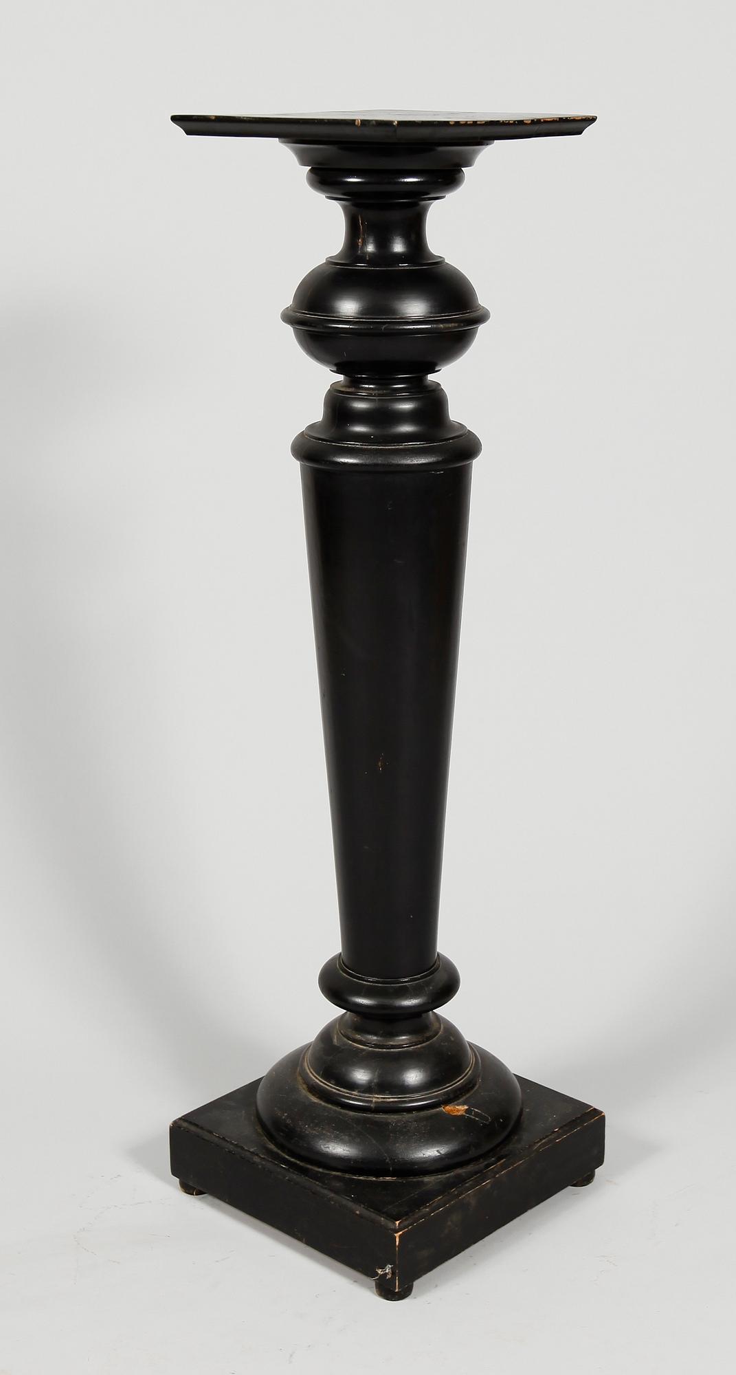 PIEDESTAL, sent 1800-tal, svartmålad.