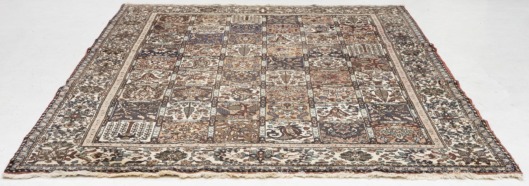 Carpet, Old Bakhtiari, approx. 301 x 223 cm.