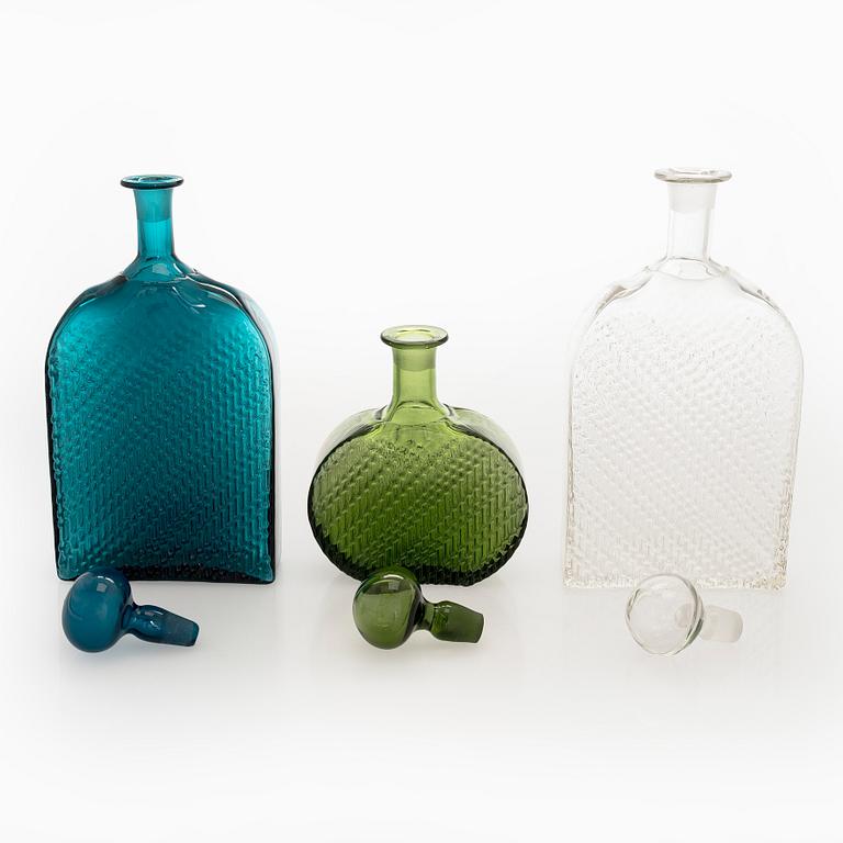 Nanny Still, Karaffer, 3 st, "Flindari", Riihimäki Glasbruk, 1960-tal.