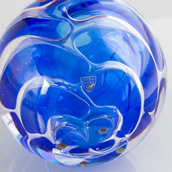 Lars Hellsten, a 'Blue Wave' glass vase, Orrefors/Fyrklövern 2001.