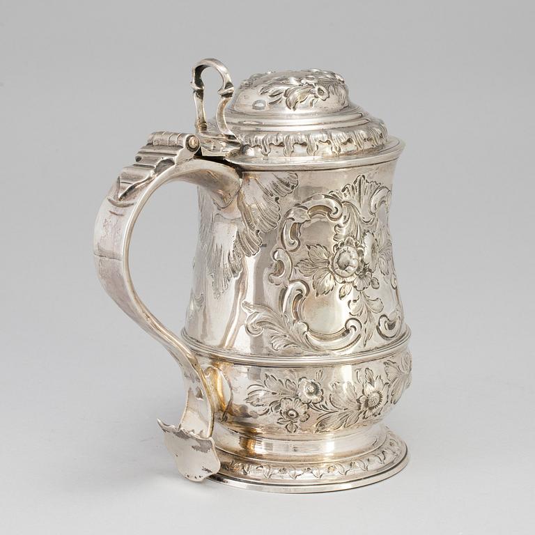 A silver drinking tankard London 1751. Weight ca 740 gram.