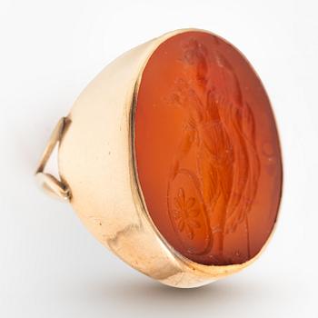 Ring of low carat gold with engraved agate, intaglio.