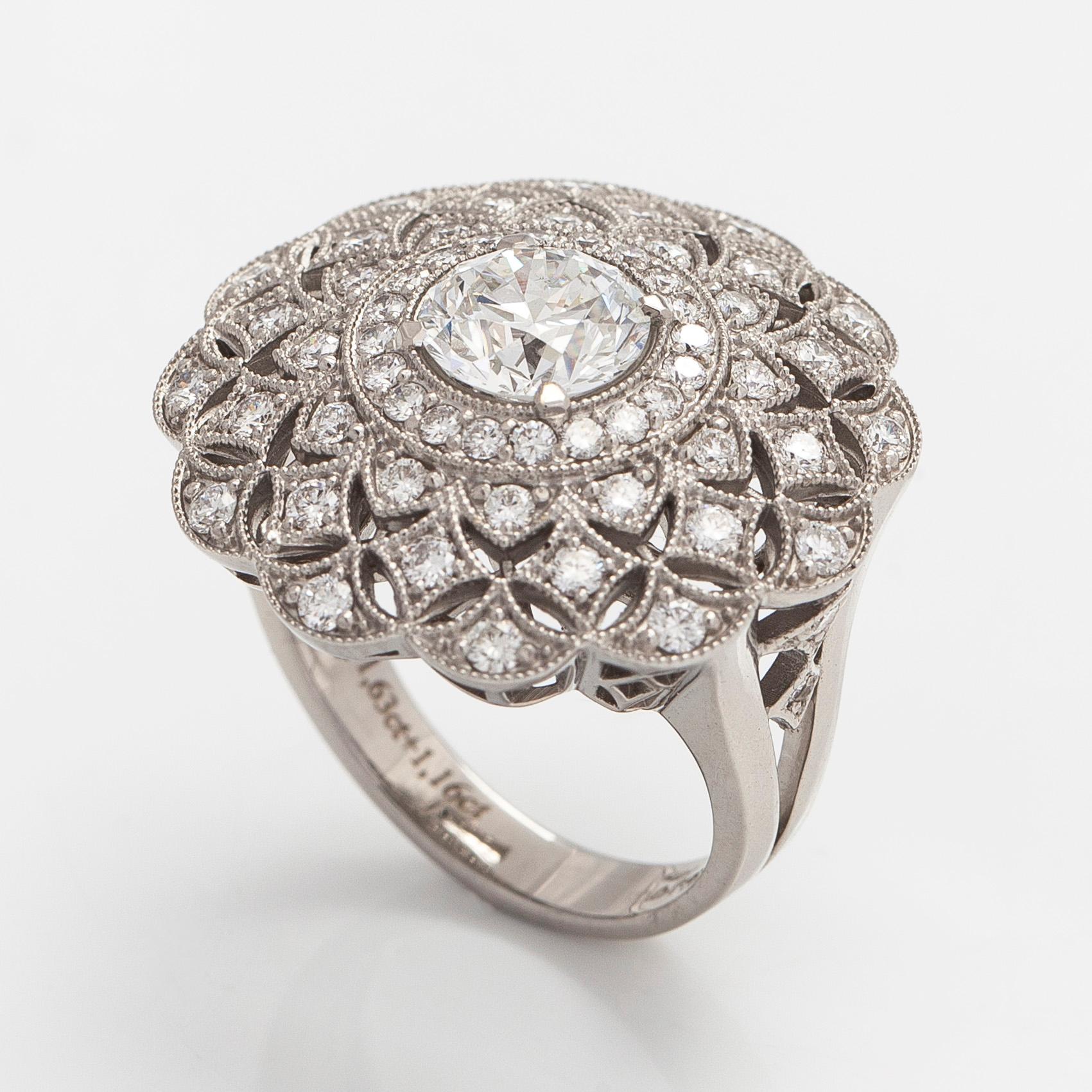 Sormus, briljanttihiotut timantit, keskitimantti 1,63 ct, 18K valkokultaa.