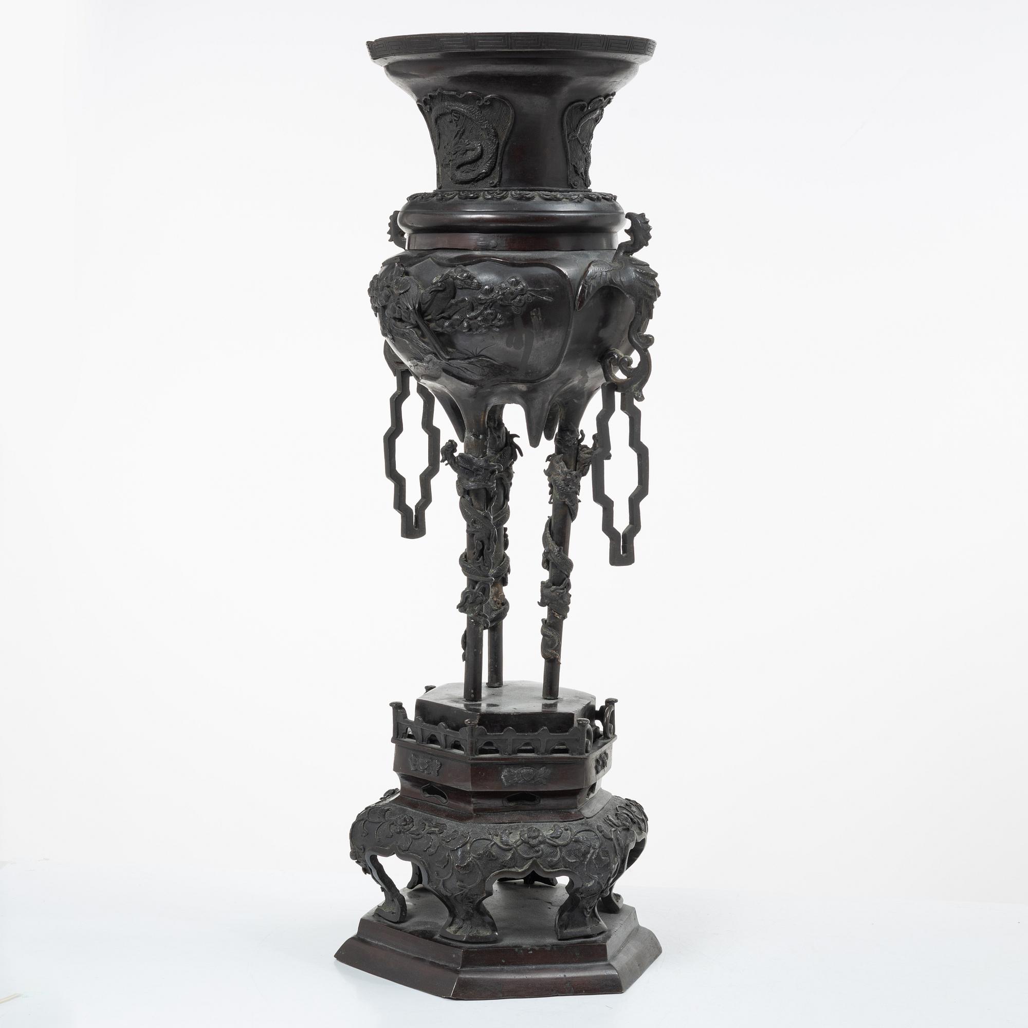A large Japanese bronze censer, Meiji (1898-1912).