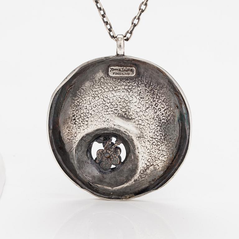 Jorma Laine, Kaulakoru "Chic", hopeaa. Turun Hopea, Turku 1973.