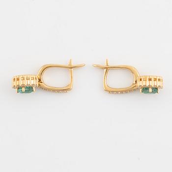 Örhängen med smaragder och briljantslipade diamanter.