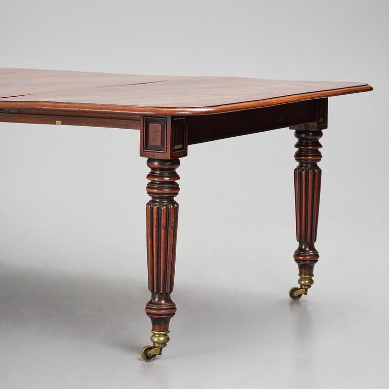 A Regency mahogany dining table, first part 19th century.