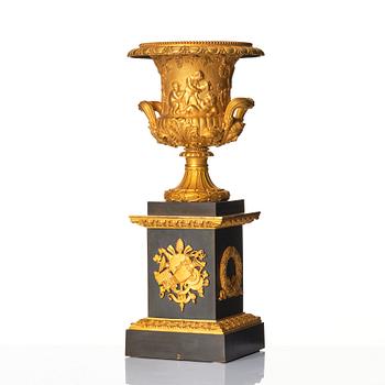 A French Empire gilded and patinated bronz urn, early 19th century.