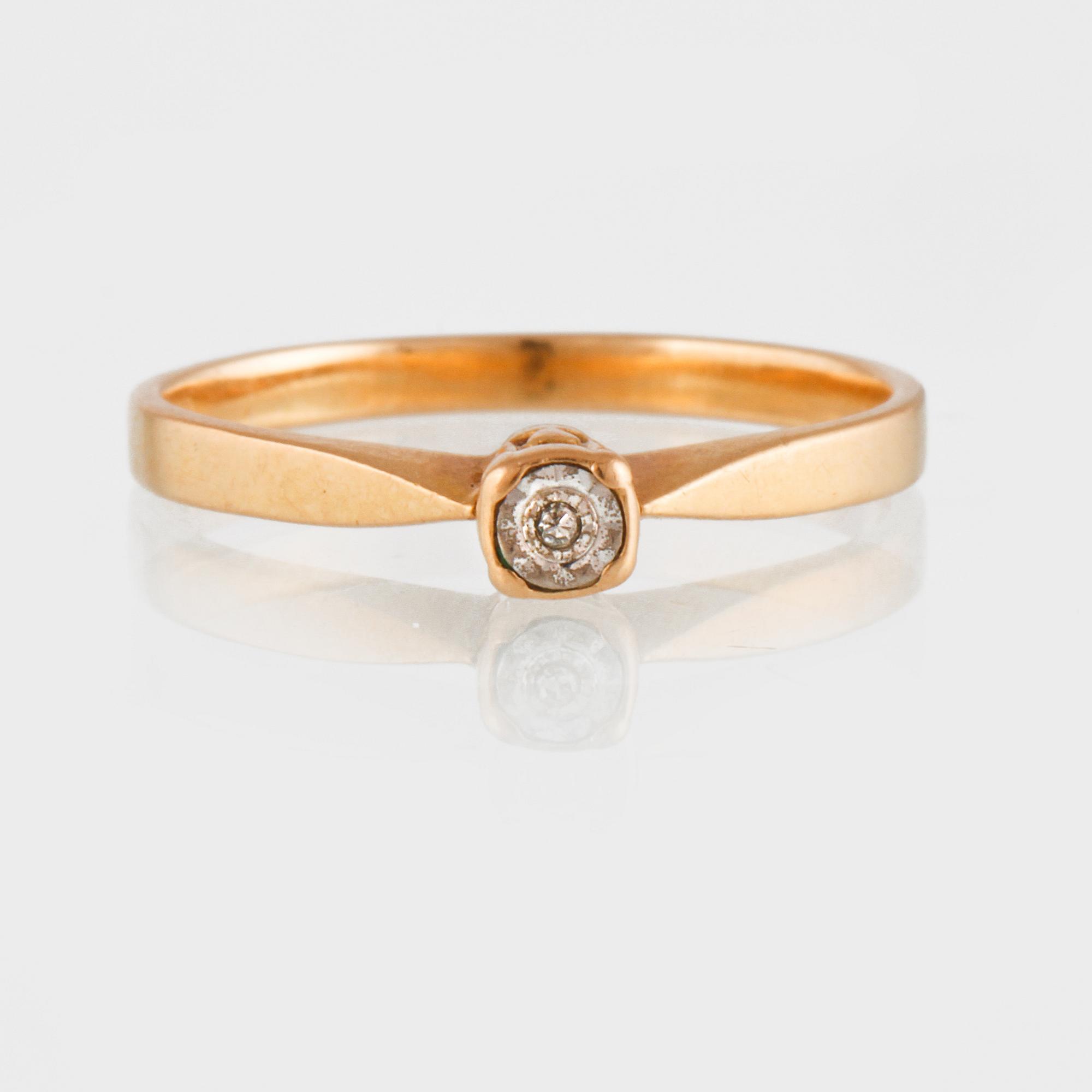 RING, 18K guld med briljantslipad diamant ca 0.007 ct, importstämplad. Vikt 1,8 gram.
