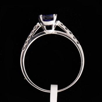 RING, 18k vitguld med tanzanit 0,70ct och diamanter tot 0,20ct. Vikt ca 3,16 gram.