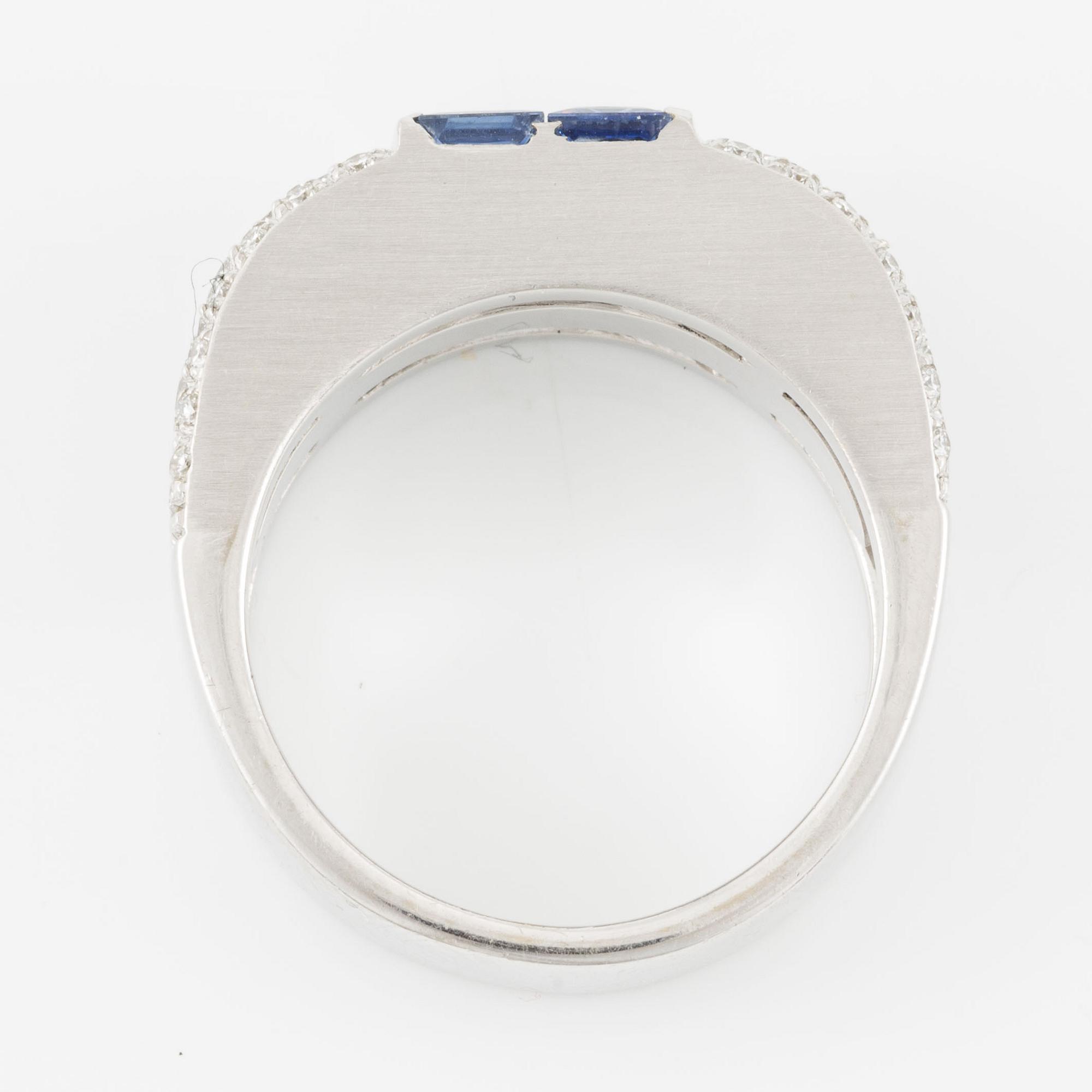 Ring in 18K white gold set with round brilliant-cut diamonds and faceted sapphires.