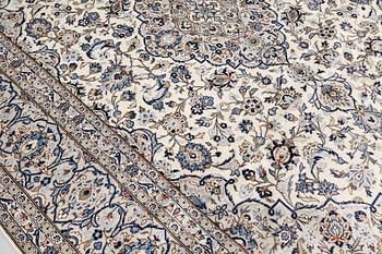 A Kashan carpet, ca 346 x 242 cm.
