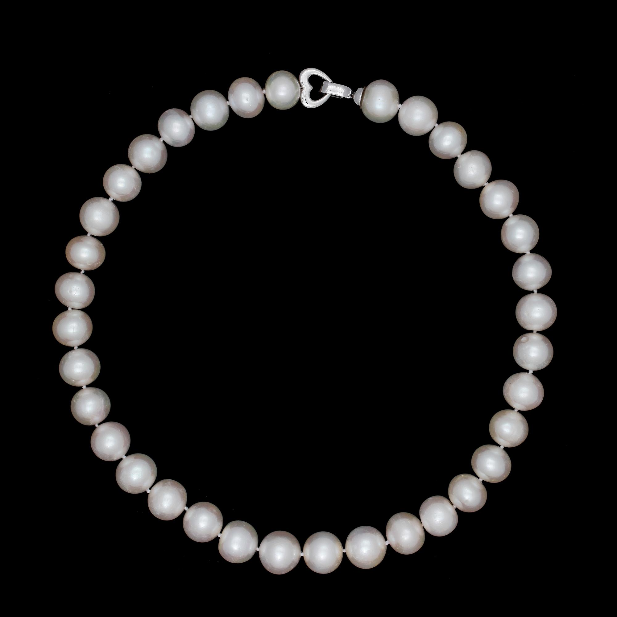 NECKLACE, cultured fresh water pearls, app. 13 mm.
