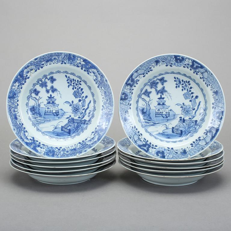 TALLRIKAR, 12 st, djupa, kompaniporslin, Qingdynastin, Qianlong (1735-1796).