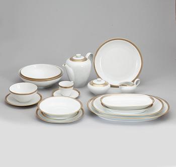 SERVISDELAR, ca 79 delar + 3, Königliche Porzellan-Manufaktur, Berlin. 1900-talets första hälft.
