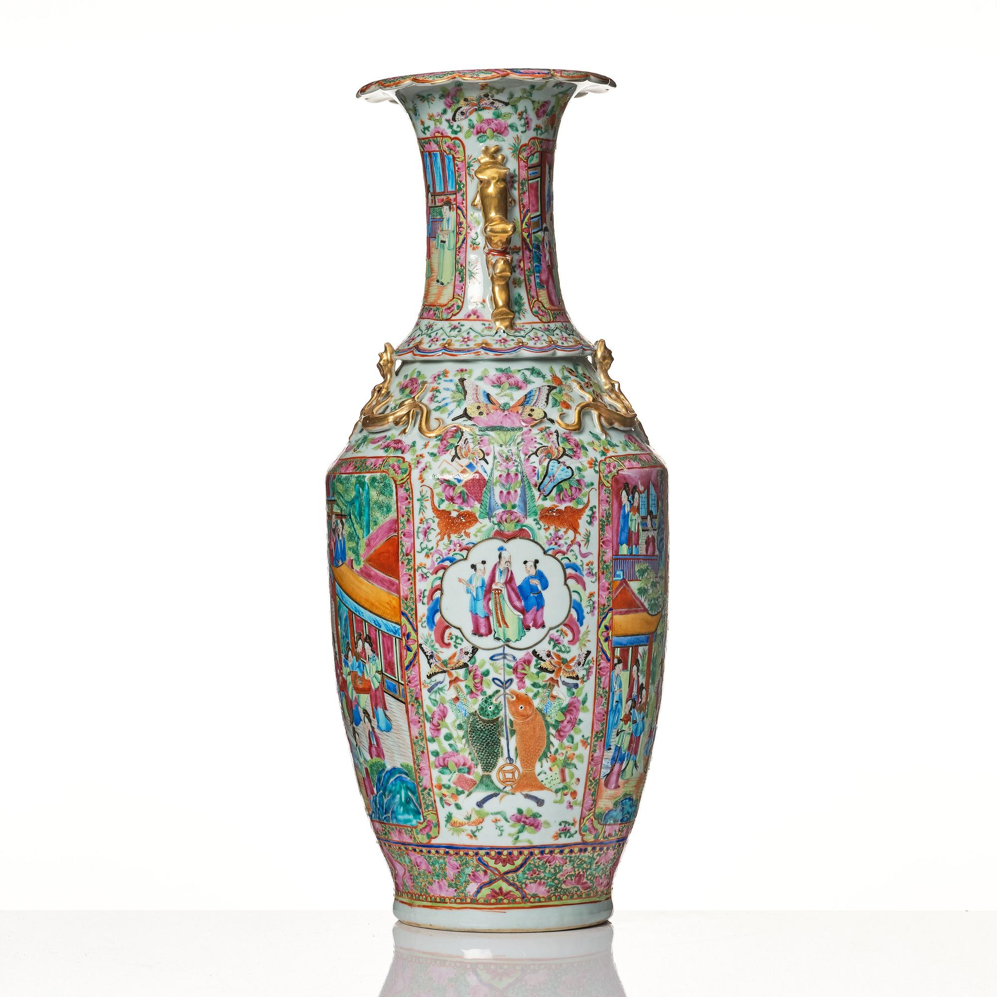 A large Canton famille rose vase, Qing dynasty, 19th Century.