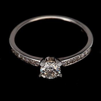 RING, vitguld 14K, briljantslipade diamanter, mittsten 0,39 ct + 0,11 ct. Vikt 2,3 g.
