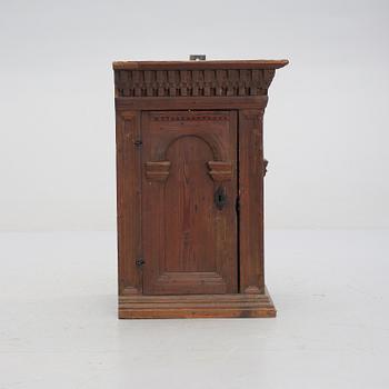 HÄNGSKÅP, 1700/1800-tal.
