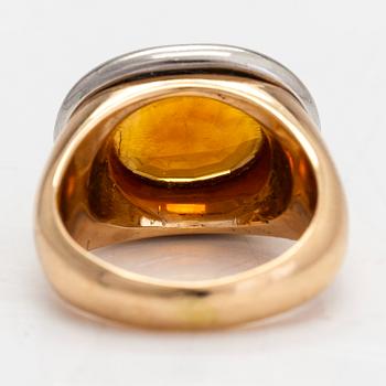 Ring, 18K guld/platina, ovalslipad citrin.