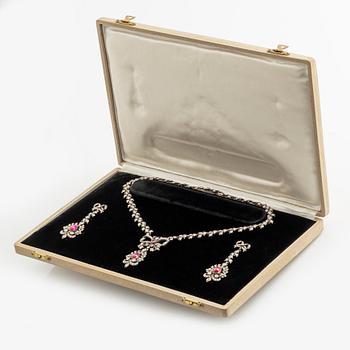 Garnityr med collier och örhängen, silver och paste.