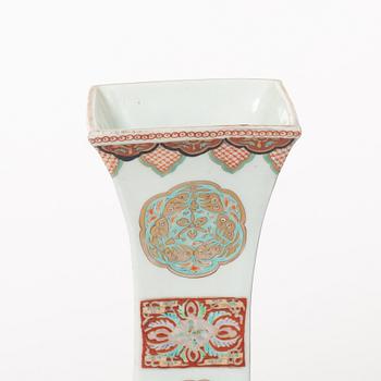 Vaser, två snarlika, porslin, Japan, Showa (1926-89).