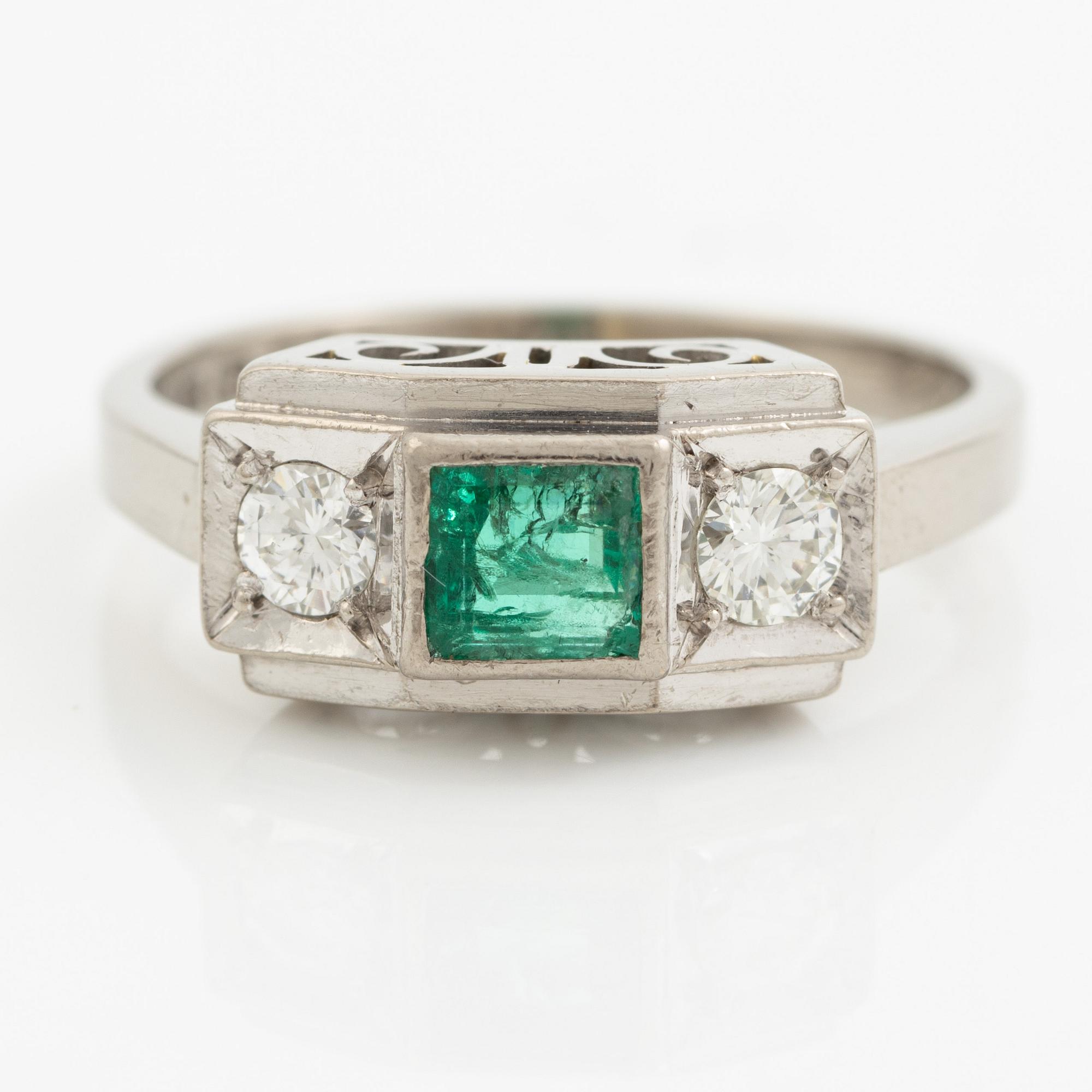 Ring, 18K vitguld med smaragd och två briljantslipade diamanter.