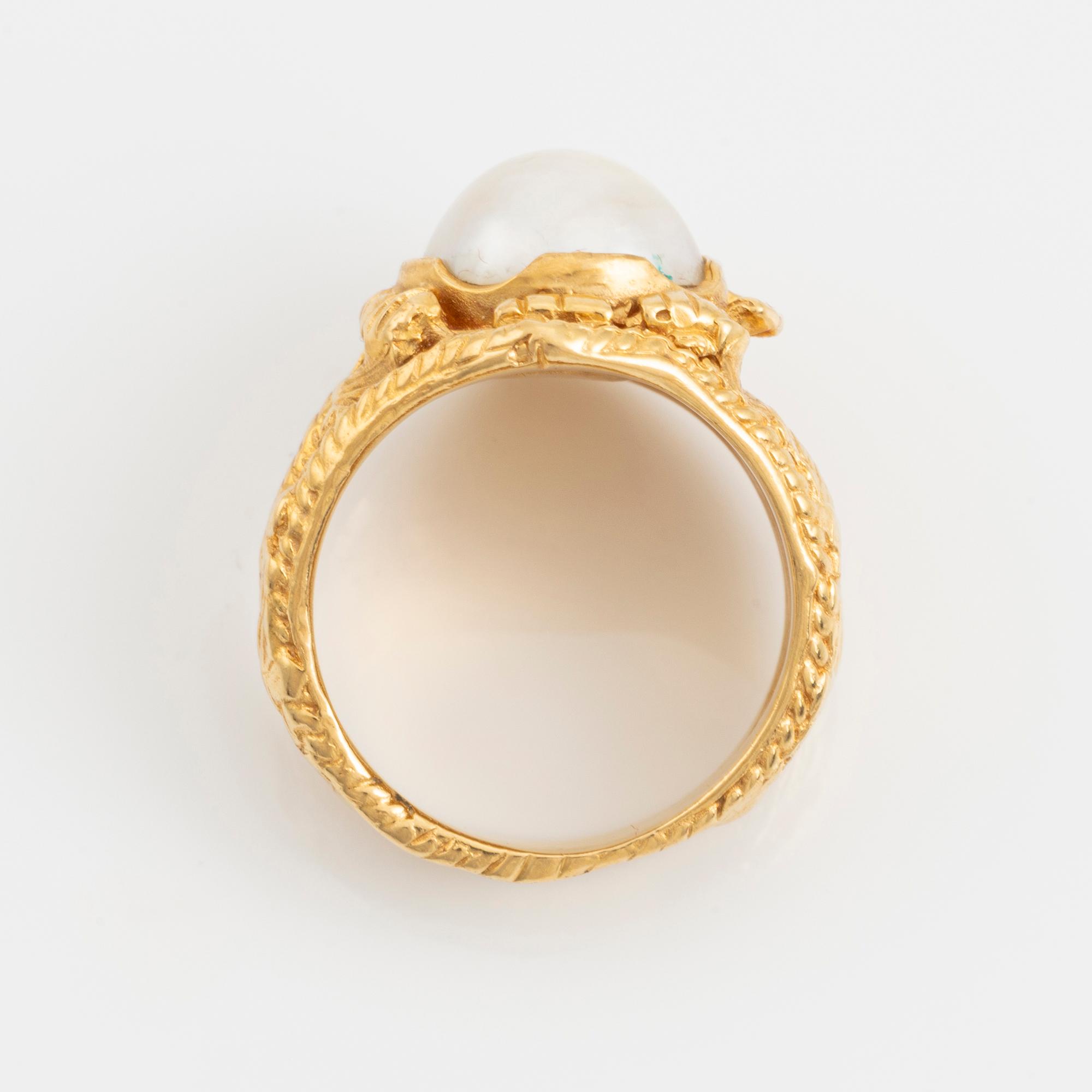 Ring 18K gold with a cultured pearl.