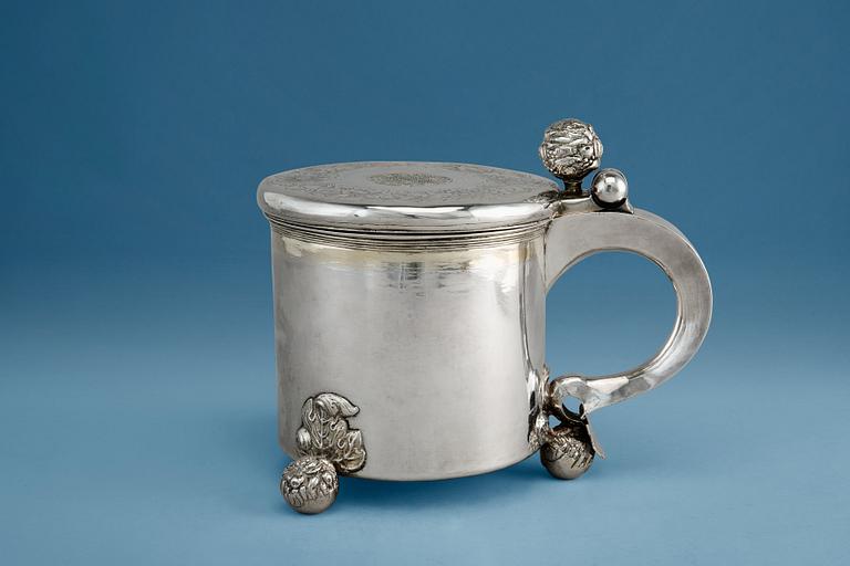 DRYCKESKANNA, silver. Svenskt arbete 1700 t början. Höjd 18 cm, vikt 1240 g.