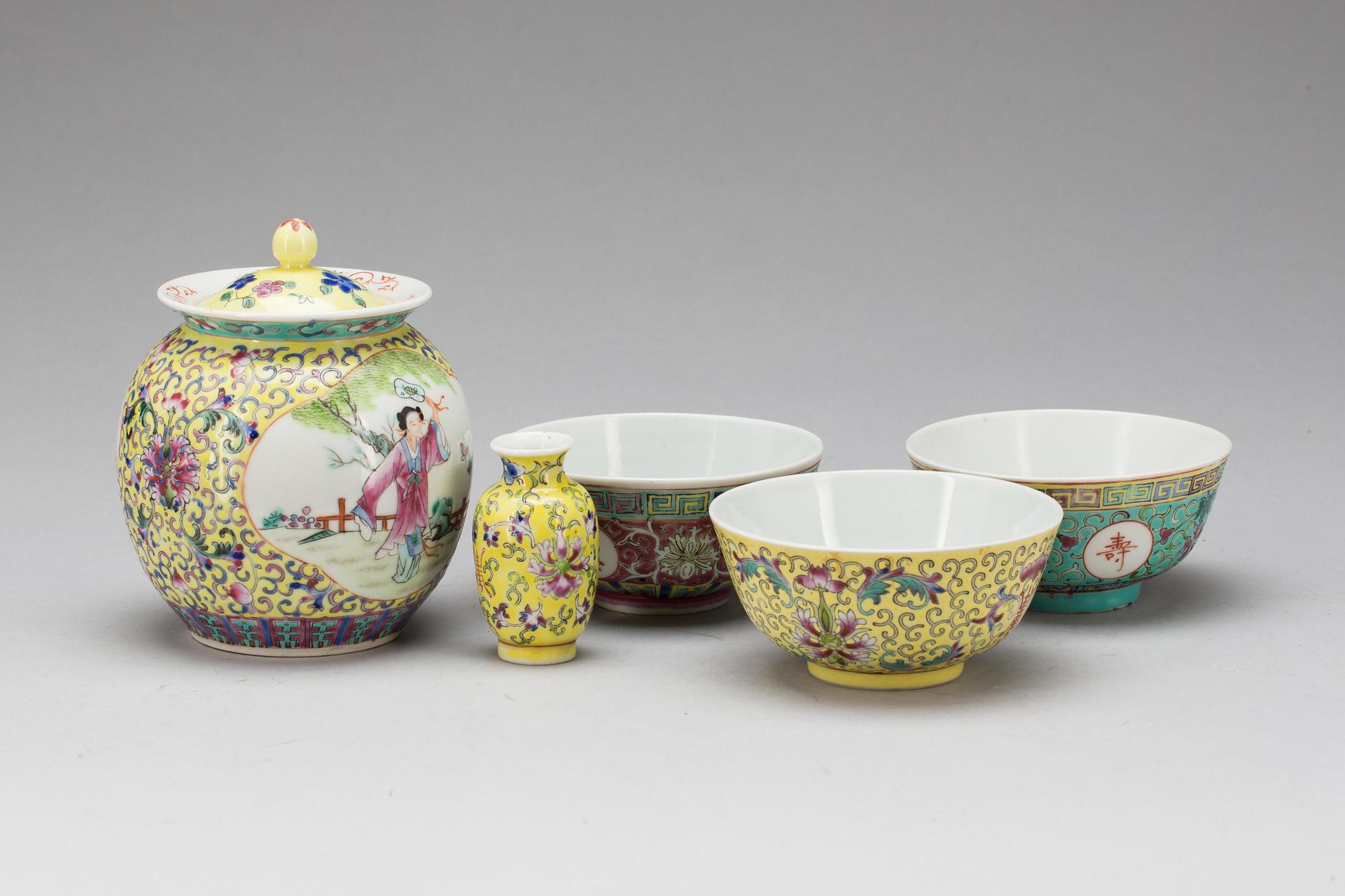 BOJAN MED LOCK och SKÅLAR, 3 st samt VAS, porslin, Kina 18/1900-tal.