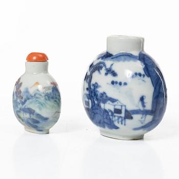 Snusflaskor, två stycken, porslin, Kina, sen Qingdynasti/1900-tal.