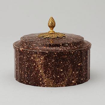 SMÖRASK MED LOCK. Älvdalen, 1800-talets början. Empire.
