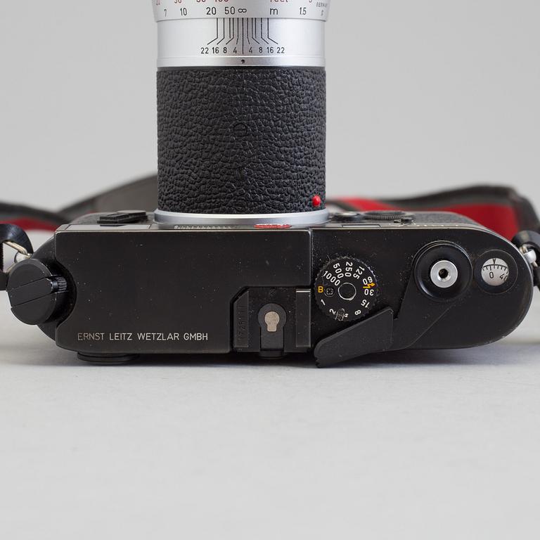 A black body Leica M6 no 1725111 from 1987 with Elmar 1:4/135. With original box.