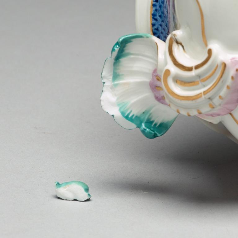 TERRIN med LOCK och FAT, porslin. Meissen, 1700-tal.