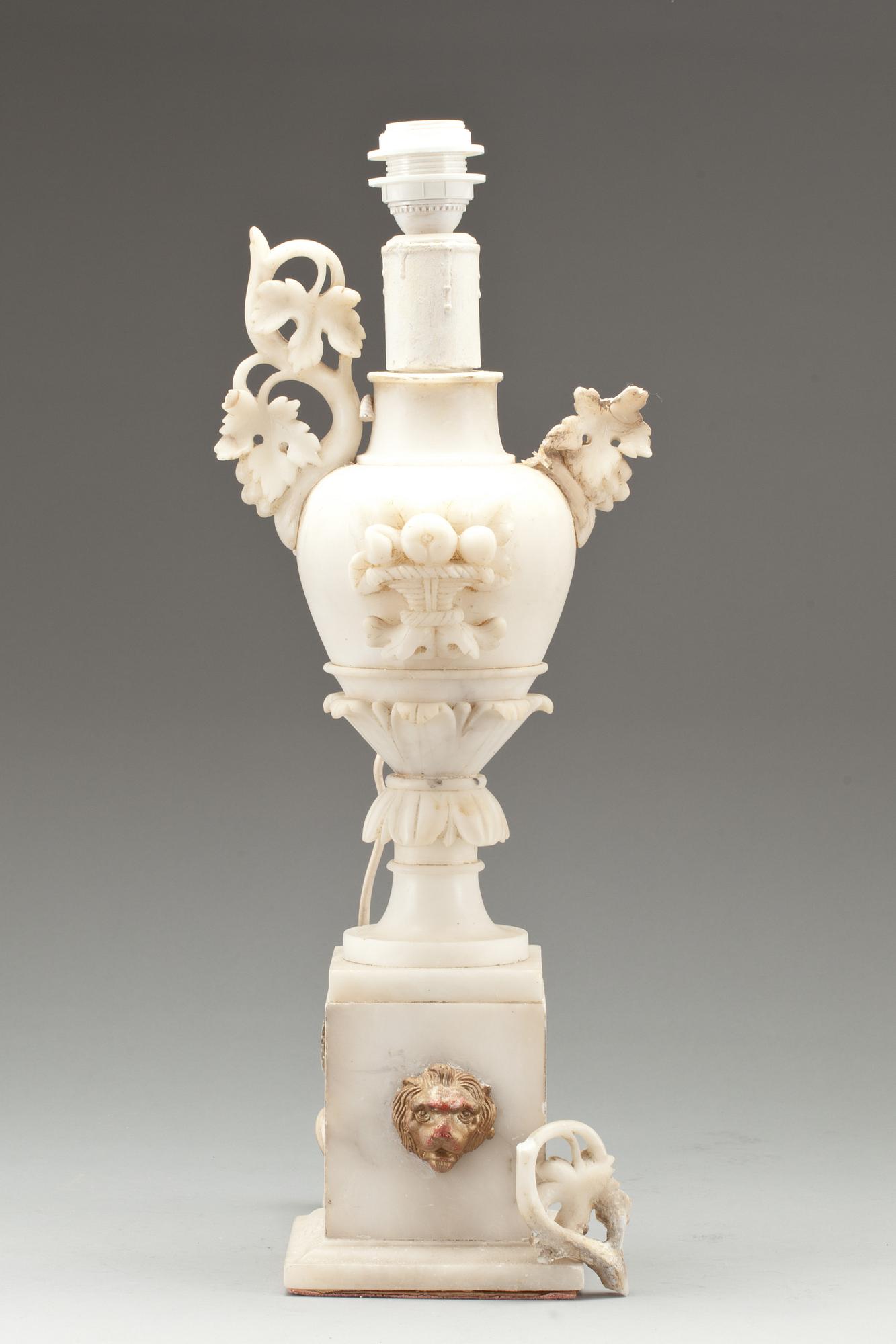 BORDSLAMPA, alabaster, 1900-talets andra hälft.